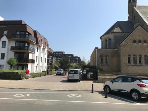 Appartement met zeezicht, 2 balkons N & Z met prachtig verzicht en een gratis parkeerplaats Apartamento in De Panne