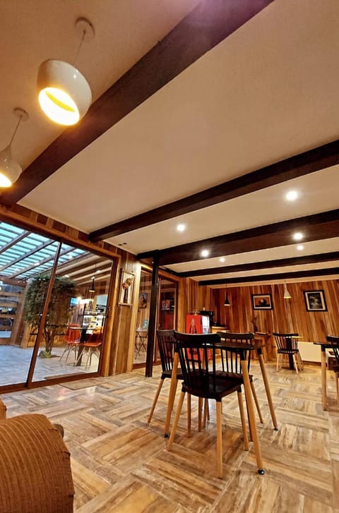 Restaurant/places to eat, Living room, Seating area, Breakfast