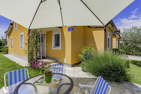 Facade/entrance, Balcony/Terrace