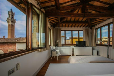 Bed, Photo of the whole room, Decorative detail, City view, Landmark view, Mountain view, Street view
