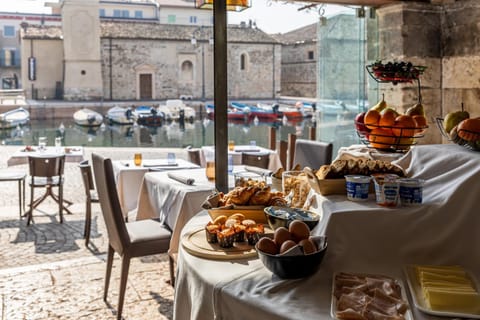 Breakfast, Buffet breakfast