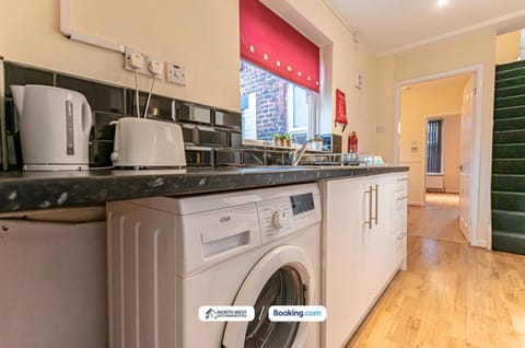 Kitchen or kitchenette, washing machine
