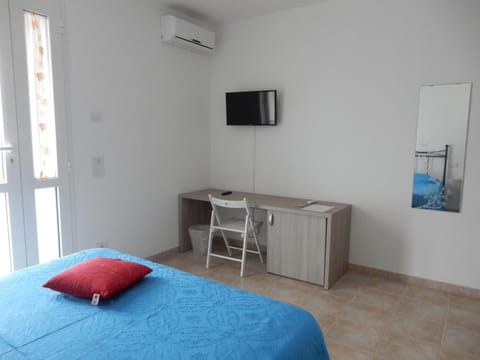 Bed, TV and multimedia, Photo of the whole room, Bedroom, air conditioner