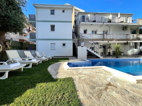 Property building, Day, Pool view, Swimming pool, sunbed