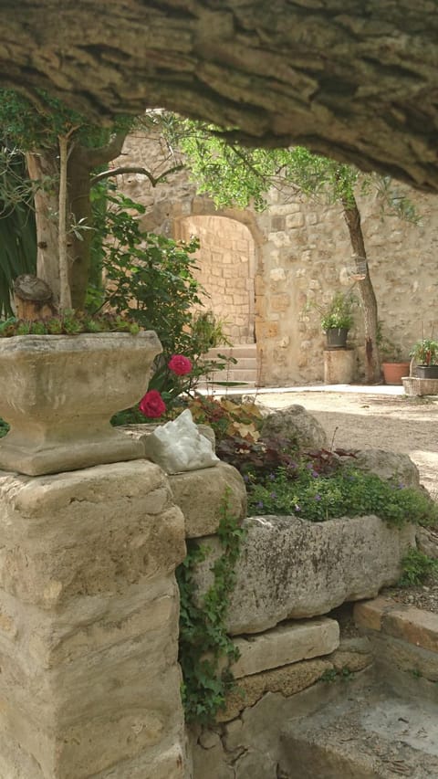 Mazet Des Artistes Bed and Breakfast in Arles