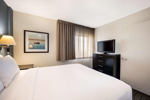 Sonesta Simply Suites Cleveland North Olmsted Airport Hotel in Westlake