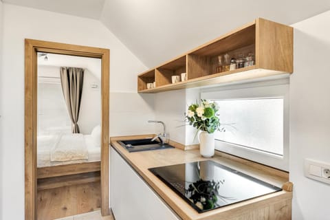 Bed, Kitchen or kitchenette, Bedroom