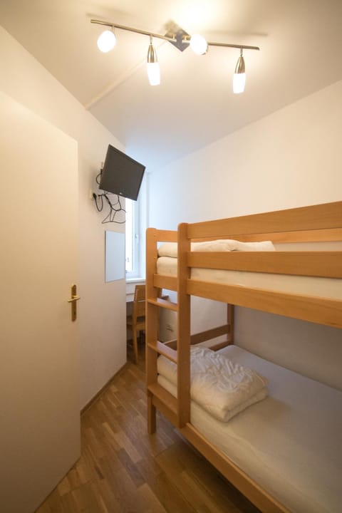 Bedroom, bunk bed