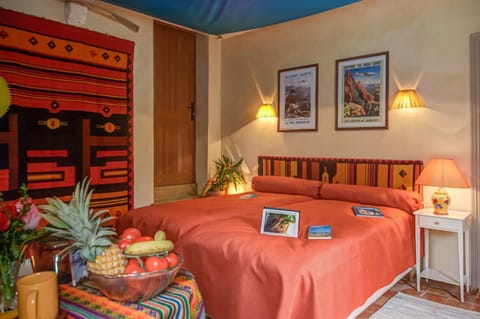 Photo of the whole room, Decorative detail