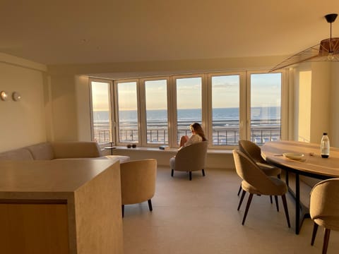 Zeedijk Oostduinkerke frontaal zeezicht - volledig gerenoveerd 2022! Apartment in Koksijde