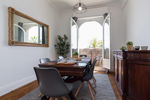 Balcony/Terrace, Decorative detail, Dining area