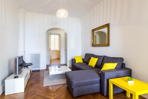 Living room, Decorative detail, Dining area