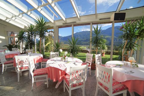 Restaurant/places to eat, Restaurant/places to eat, Spring, Day, Natural landscape, Banquet/Function facilities, Mountain view