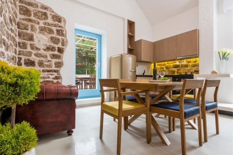 Coffee/tea facilities, Kitchen or kitchenette, Dining area