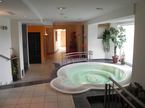 Hot Tub, Sauna, Steam room