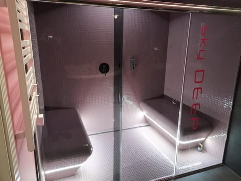 Sauna, Steam room, Bathroom, Spa and wellness centre/facilities