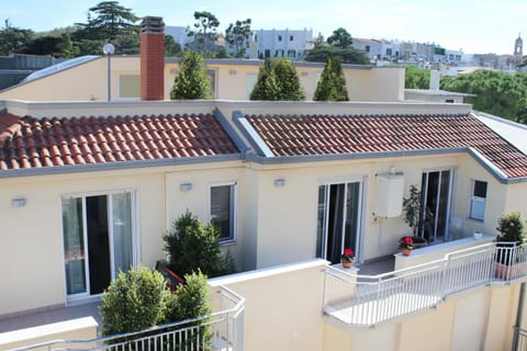 Property building, Bird's eye view, Balcony/Terrace