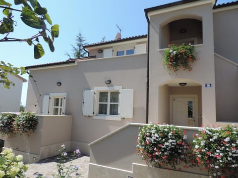 Facade/entrance, Off site