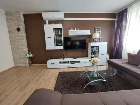 TV and multimedia, Living room, Seating area, Evening entertainment