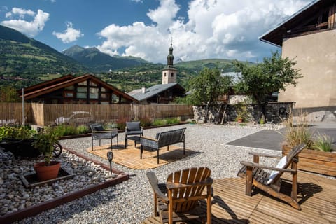 Patio, Natural landscape, Garden, Balcony/Terrace, Seating area, Mountain view