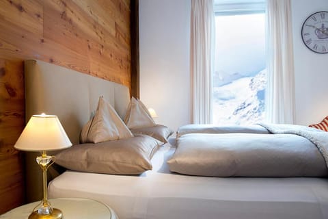 Bed, Day, Winter, Bedroom, Mountain view