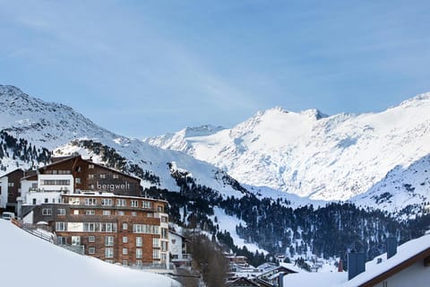 Property building, Facade/entrance, Natural landscape, Winter, Skiing, Skiing, On site, Mountain view, Location, Sunrise