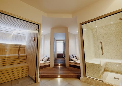 Massage, Sauna, Steam room, Spa and wellness centre/facilities