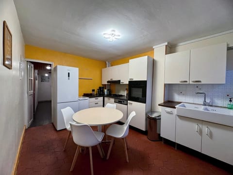 Kitchen or kitchenette, Dining area, dishwasher, minibar, pet friendly, stove