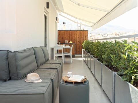 Balcony/Terrace, Photo of the whole room, Decorative detail, Seating area, Dining area, City view