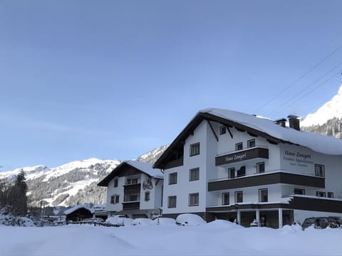 Haus Zangerl Alojamiento y desayuno in Saint Anton am Arlberg
