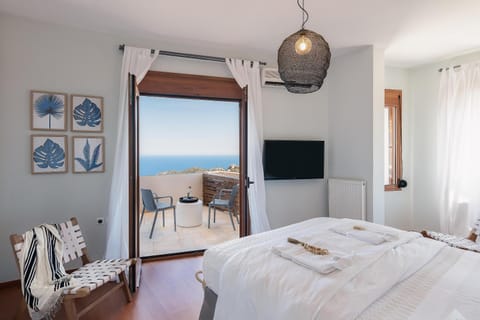 Photo of the whole room, Sea view