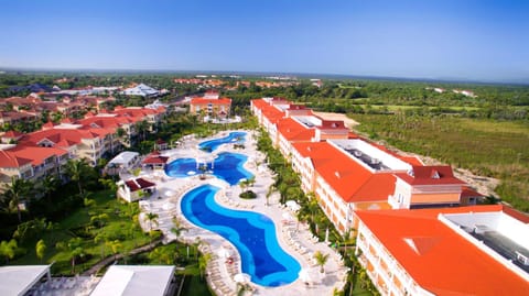 Property building, Day, Natural landscape, Bird's eye view, City view, Pool view, Swimming pool, sunbed