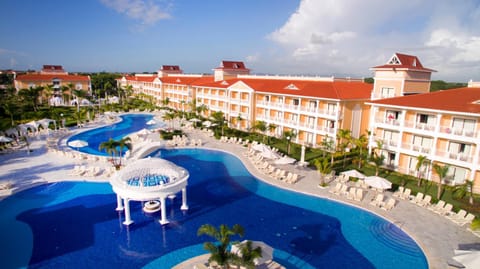 Property building, Day, Pool view, Swimming pool, sunbed