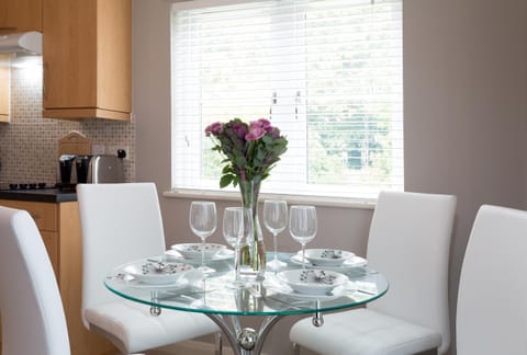 Coffee/tea facilities, Kitchen or kitchenette, Living room, Seating area, Dining area