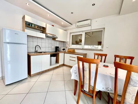 Kitchen or kitchenette, Dining area, minibar, stove, air conditioner