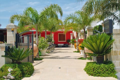 Property building, Facade/entrance, Spring, Day, Neighbourhood, Garden, Garden view, Street view