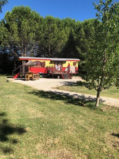 Le Pont Rouge Roulotte House in Saintes-Maries-de-la-Mer