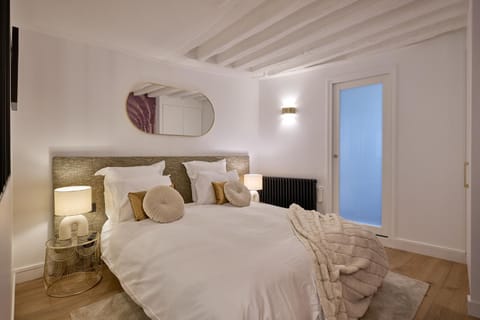 Bed, Photo of the whole room, Decorative detail, Bedroom