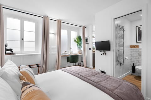 Bed, TV and multimedia, Photo of the whole room, Bedroom, wardrobe