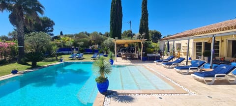 location Villa avec piscine chauffée Chalet in Le Beausset