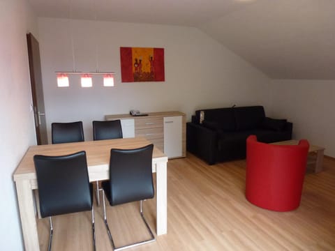 Photo of the whole room, Decorative detail