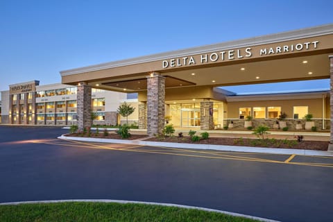 Delta Hotels by Marriott Chicago Willowbrook Hotel in Willowbrook