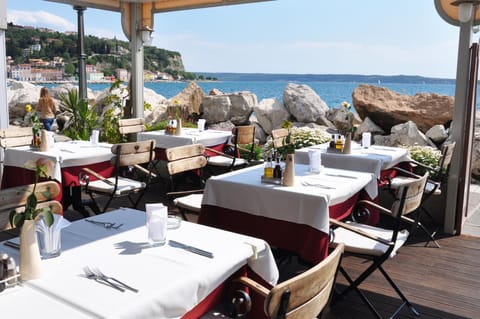 Property building, Patio, Restaurant/places to eat, Beach, Sea view, Street view