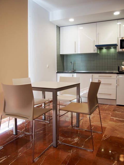 Kitchen or kitchenette, Dining area