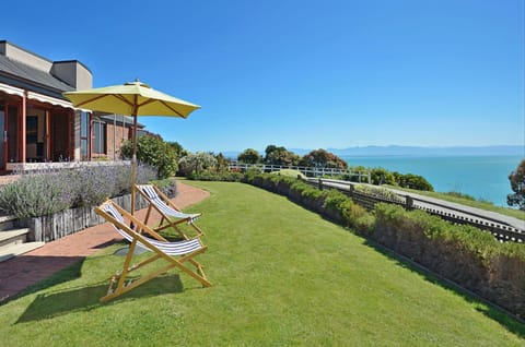 The Cliffs - Nelson Waterfront Home House in Nelson