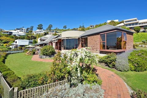 The Cliffs - Nelson Waterfront Home House in Nelson