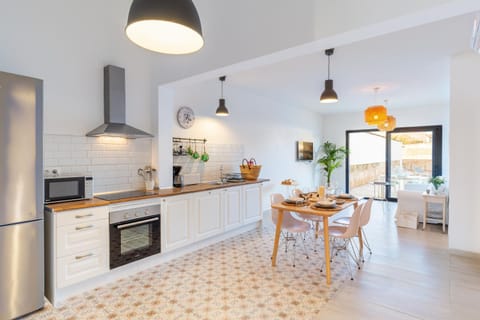 Kitchen or kitchenette, Food and drinks, Dining area