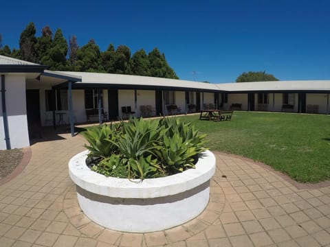 Facade/entrance, Area and facilities