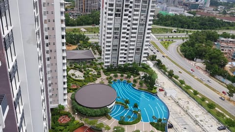 Bird's eye view, Pool view