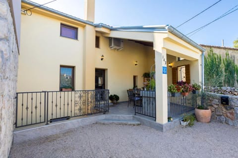 Property building, Day, Balcony/Terrace